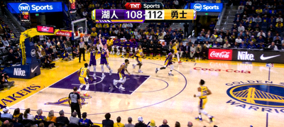 NBA篮球湖人队对阵勇士队比赛直播画面